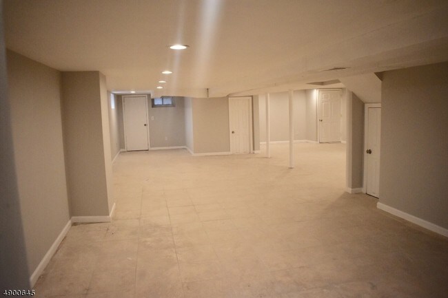 Building Photo - 654 Pomander Walk