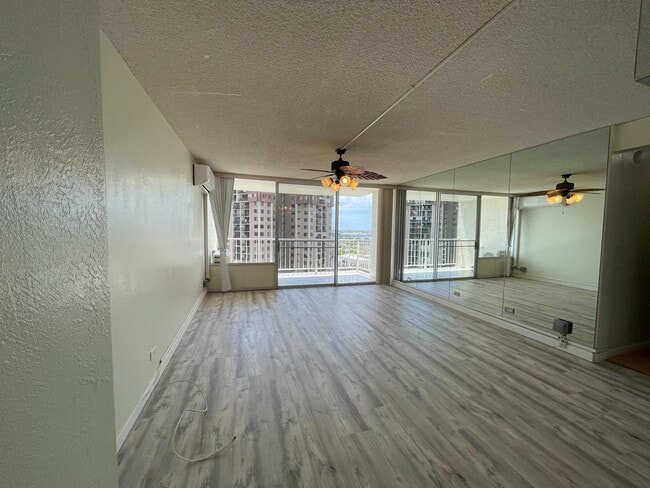 Building Photo - Pearl Two - 2 bedrooms, 1 bath Condo with 1 parking - Avail now!
