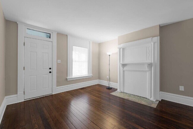 Foto del edificio - "Beautiful 3-Bedroom, 2-Full Bath Duplex Featuring Hardwood Floors and a Fenced Yard!"