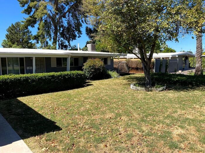 Foto principal - 3 Bedroom 2 bath with Large LUSH yard !!