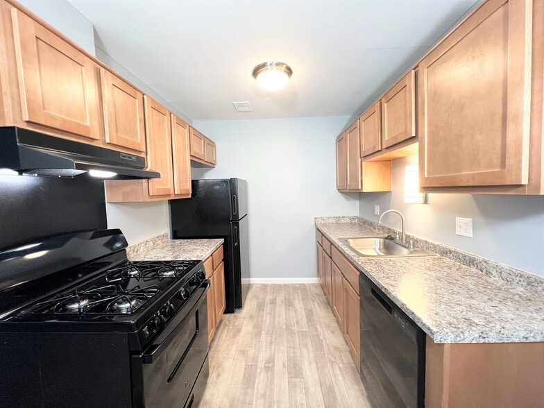 Trafalgar Square Apartments - 33014-33210 Trafalgar Ln Westland