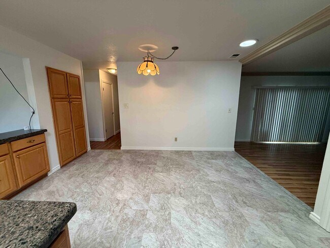 Foto del edificio - Great 3 Bedroom Walking Distance to American River