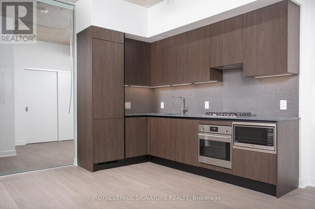 Photo du bâtiment - 2720 Dundas St W