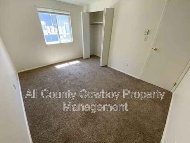 Foto del edificio - 527 Spring Creek Dr