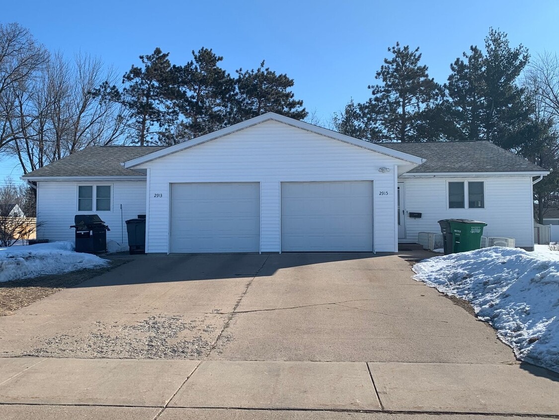 Building Photo - 2 Bedroom Duplex