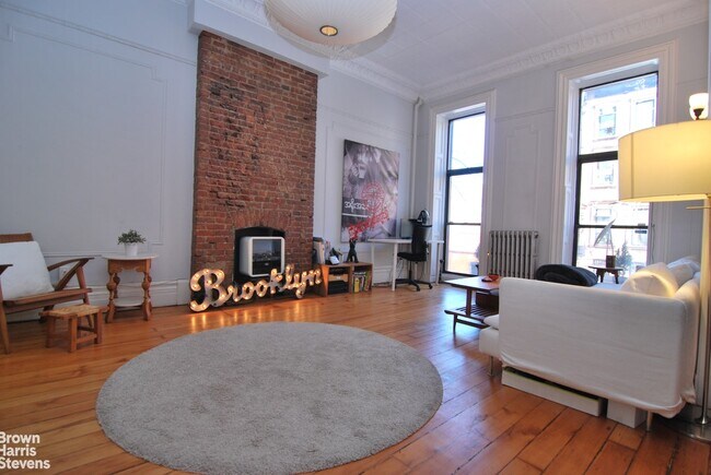 Foto del edificio - Townhouse Upper Triplex