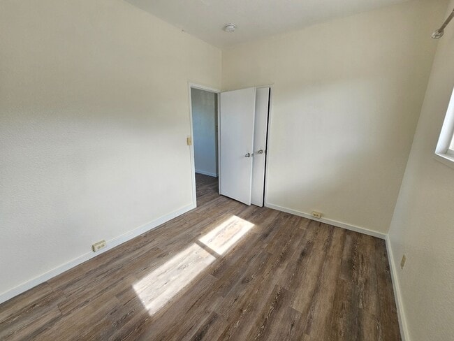 Building Photo - 3 Bed / 2 Bath Single-Family Attached Home...