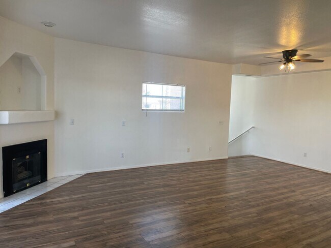 Building Photo - Beautiful open floor plan located in a gat...
