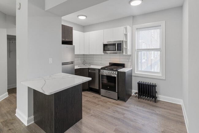 Building Photo - 1608 W Sherwin Ave