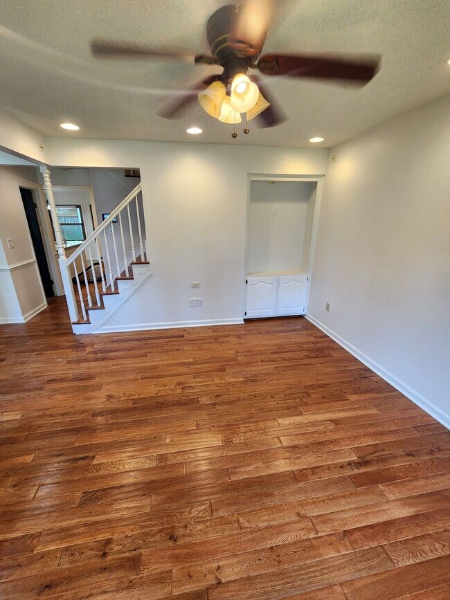 Foto del edificio - 4 Bedroom Home in Sought Out Neighborhood ...