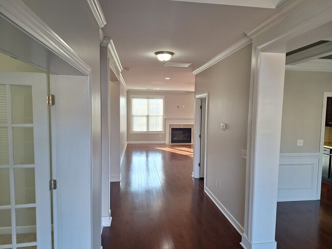 Building Photo - MARCH MOVE IN SPECIAL - $300 off FIRST FUL...