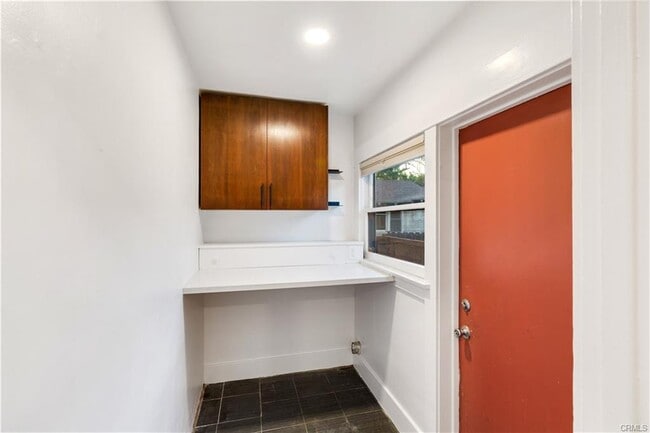 Foto del edificio - 3141 E 8th St