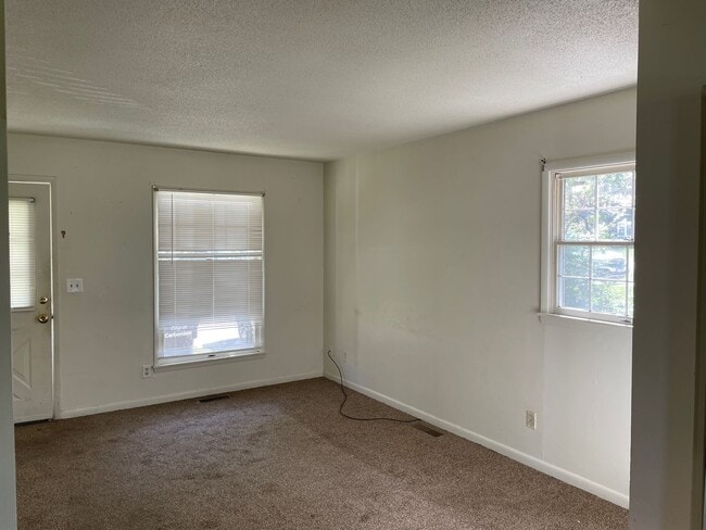 Building Photo - 3 bed 1 bath house