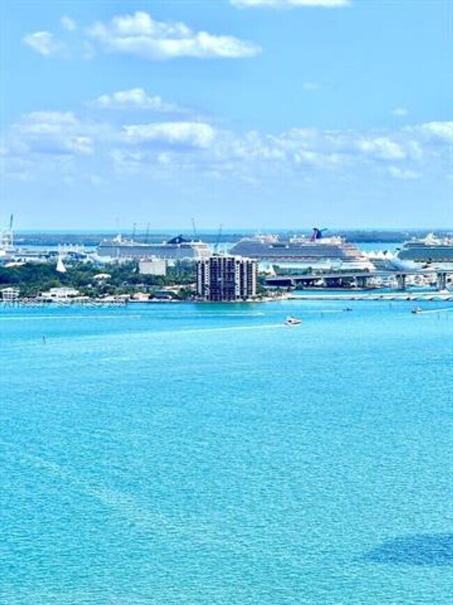 Foto del edificio - 650 NE 32nd St