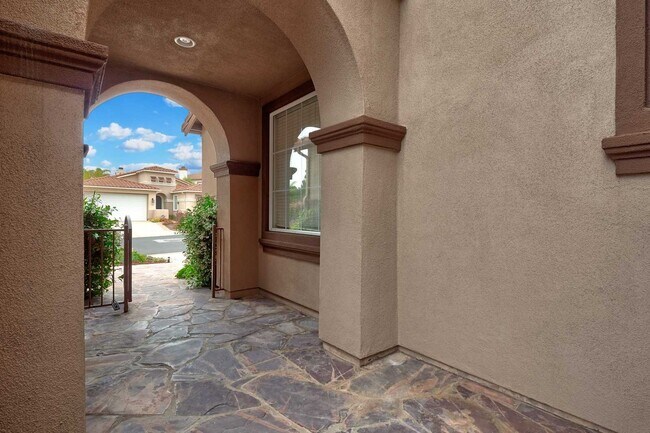 Foto del edificio - Gated corner lot home walking distance to the beach