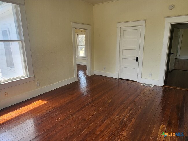 Building Photo - 820 S 15th St