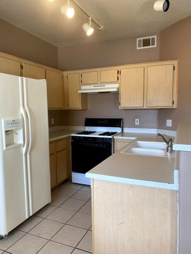 Building Photo - Ready to Move In - Ground Floor