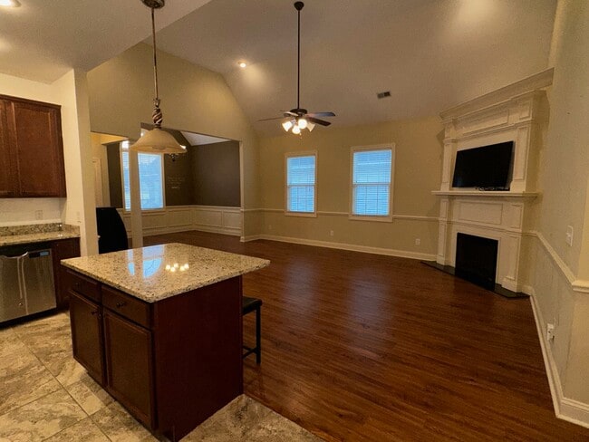 Building Photo - 912 Iona Dr