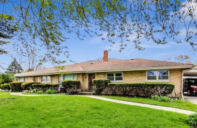 Building Photo - 2800 Manor Ln