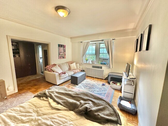 Foto del edificio - 3925 Davis Pl NW