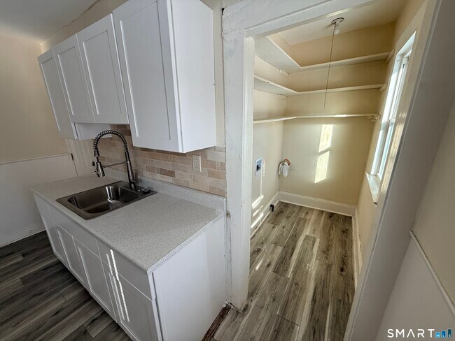 Building Photo - 15-17-17 Beacon St