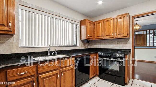 Building Photo - 833 W Pierson Dr