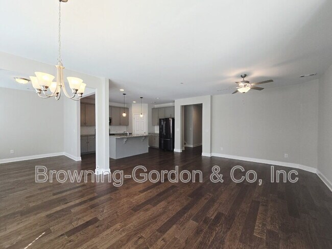Building Photo - 554 Oakvale Ln