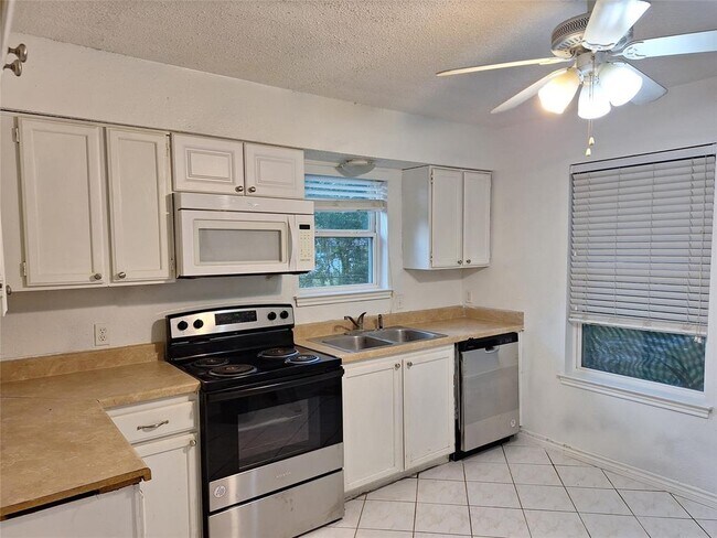 Building Photo - 31715 Debbi Ln