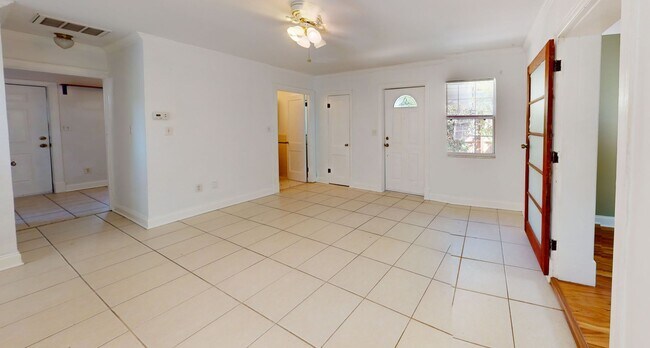 Building Photo - One bedroom, one bath beautiful home near Crescent Lake- move in now- 1/2 off first month rent an...