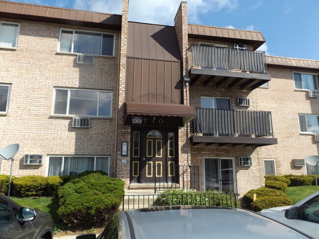 Building Photo - 710 W Huntington Commons Rd