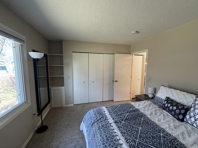 Foto del edificio - 9438 Ranchview Ln N