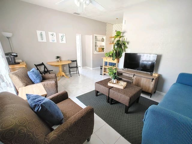 Foto del edificio - 5830 Camellia Dr