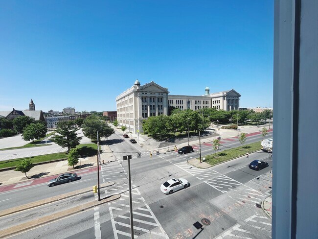 Building Photo - 143 E North Ave