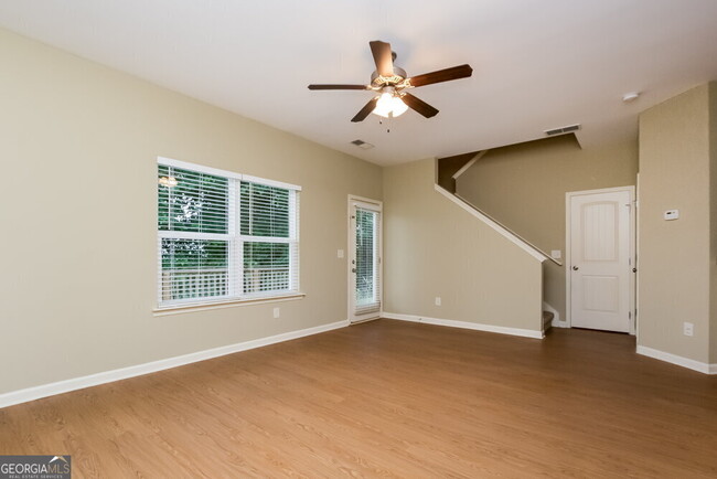 Building Photo - 526 Hill Crest Cir