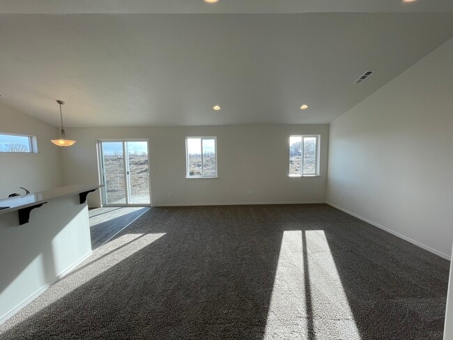 Building Photo - 4245 Cove W Dr