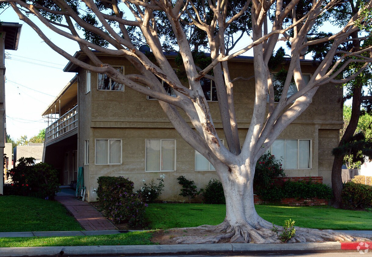 Building Photo - 1100 E Imperial Ave