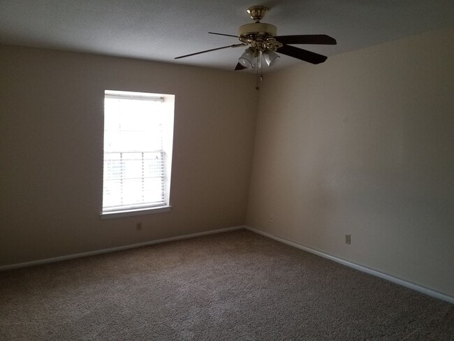 Building Photo - 2 BEDROOM CONDO IN SALEM SQUARE!