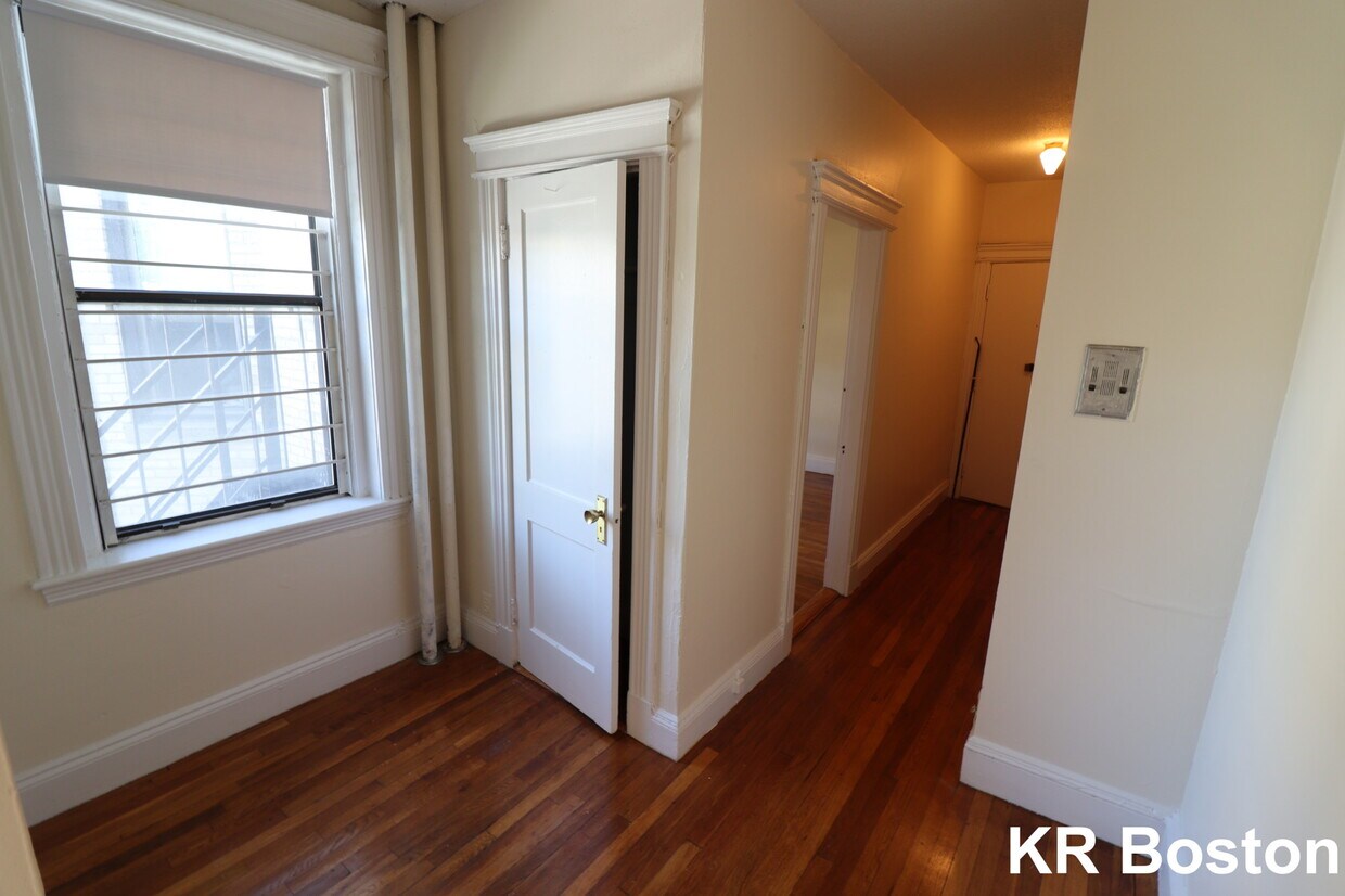 Primary Photo - 1160 Commonwealth Ave