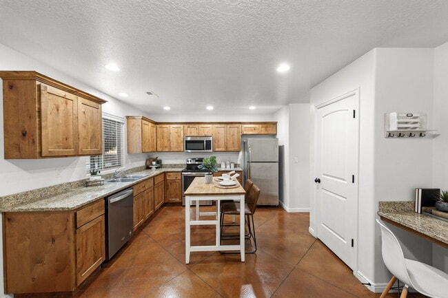 Building Photo - 2801 E 450 N