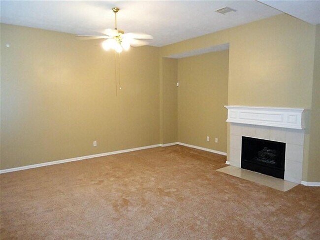 Building Photo - 9015 Cypress Square Dr