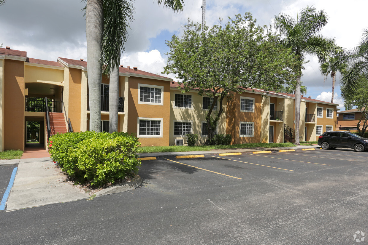 Foto principal - Pembroke Park Apartments