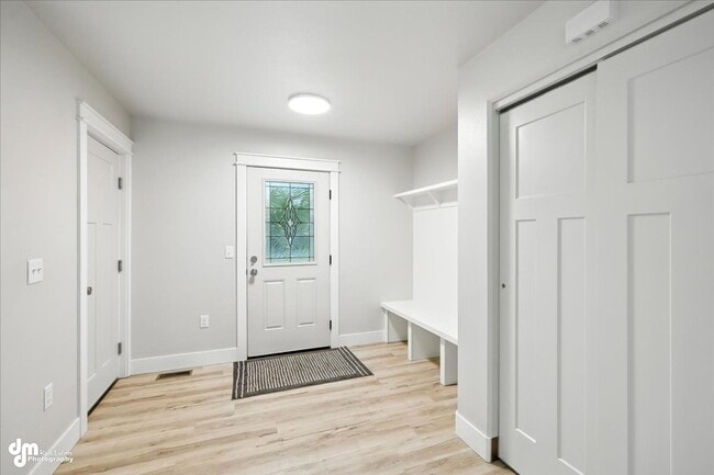 Building Photo - New & Upgraded 4BD Home!