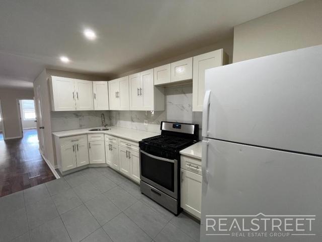 Foto del edificio - 3 bedroom in BROOKLYN NY 11223