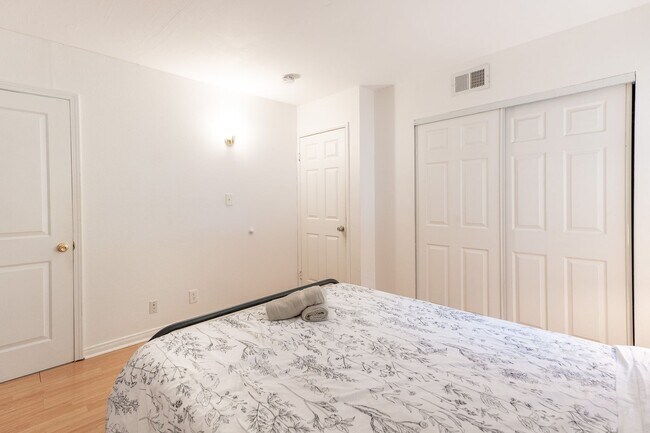 Building Photo - Cozy Zen Retreat Home with 4BD+3BA  Share ...