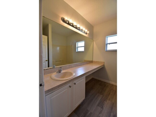 Foto del edificio - 553 Hummingbird Ct