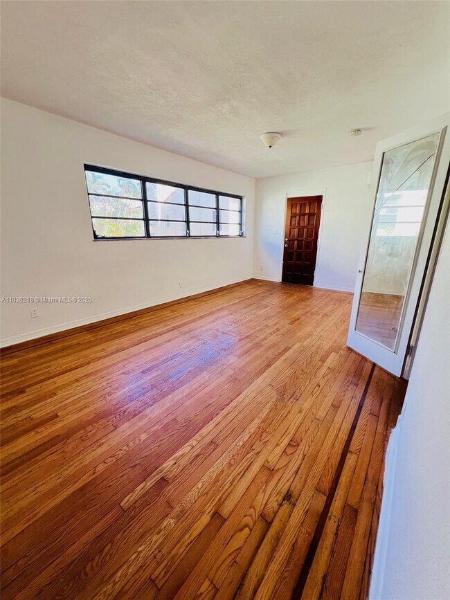 Foto del edificio - 2830 Pine Tree Dr
