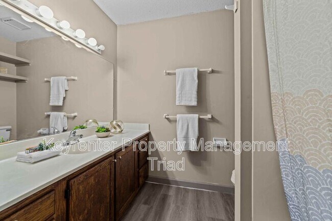 Building Photo - 211 McIver St