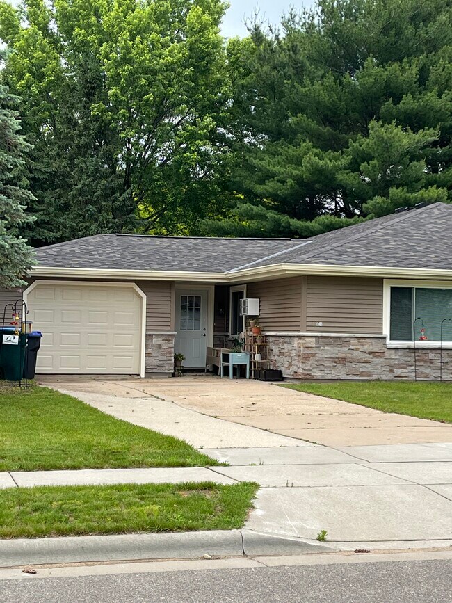 Building Photo - 318 Green Meadow Dr