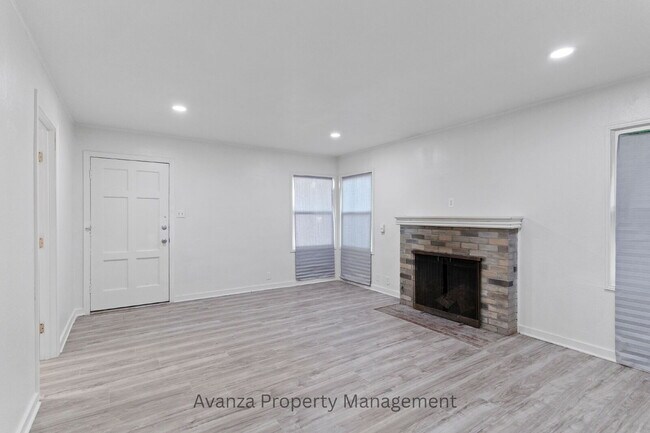 Building Photo - Fresno Mayfair District - 4 Bedroom Home  1 Year Lease