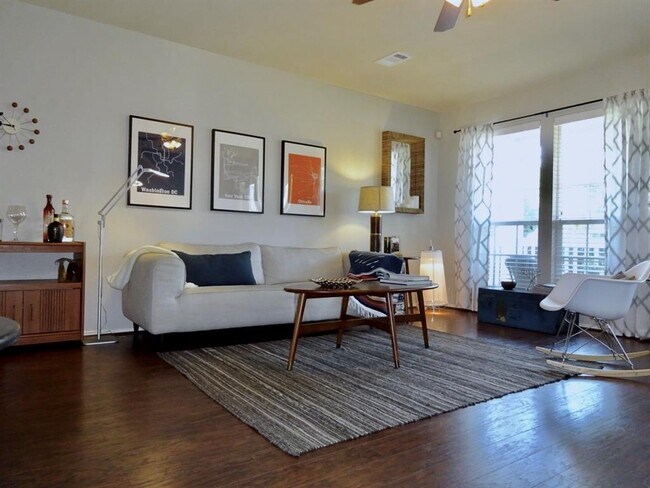Building Photo - 811 Palo Duro Dr